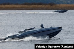 Украинский беспилотный морской аппарат Magura V5 на воде во время выставки военной техники и оружия, 13 апреля 2024 года